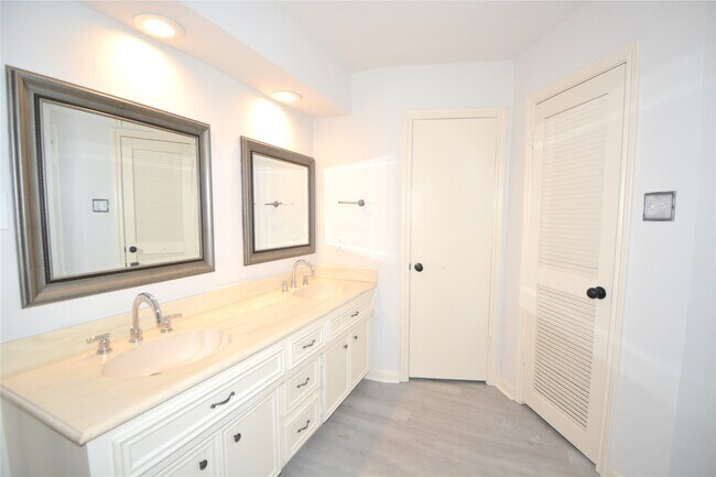 Building Photo - 15138 Corona Del Mar Dr