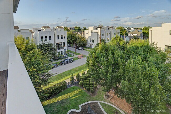 Building Photo - 1705 Alamo St