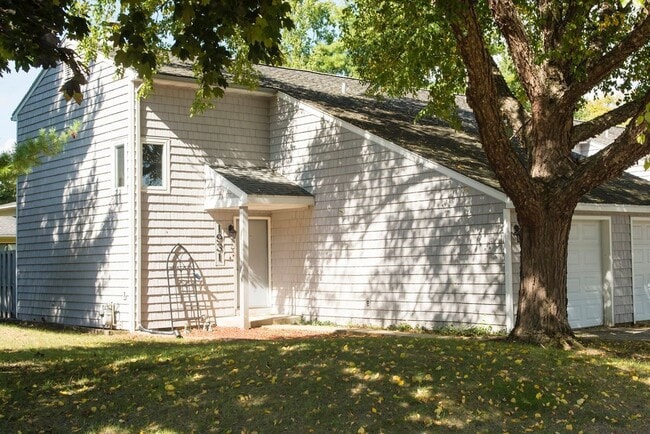 Primary Photo - 2bed/1.5bath Condo near Robeson Elementary
