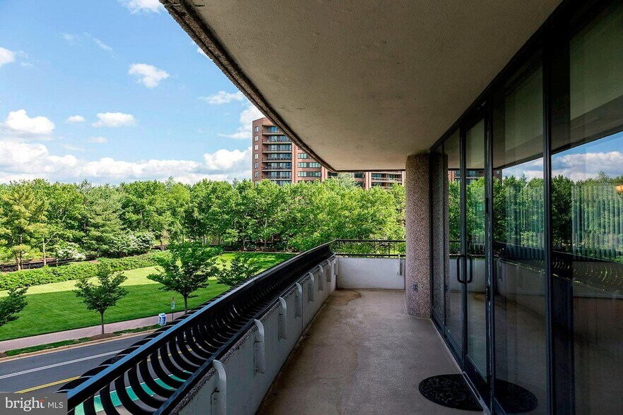 Building Photo - 1200 Crystal Dr