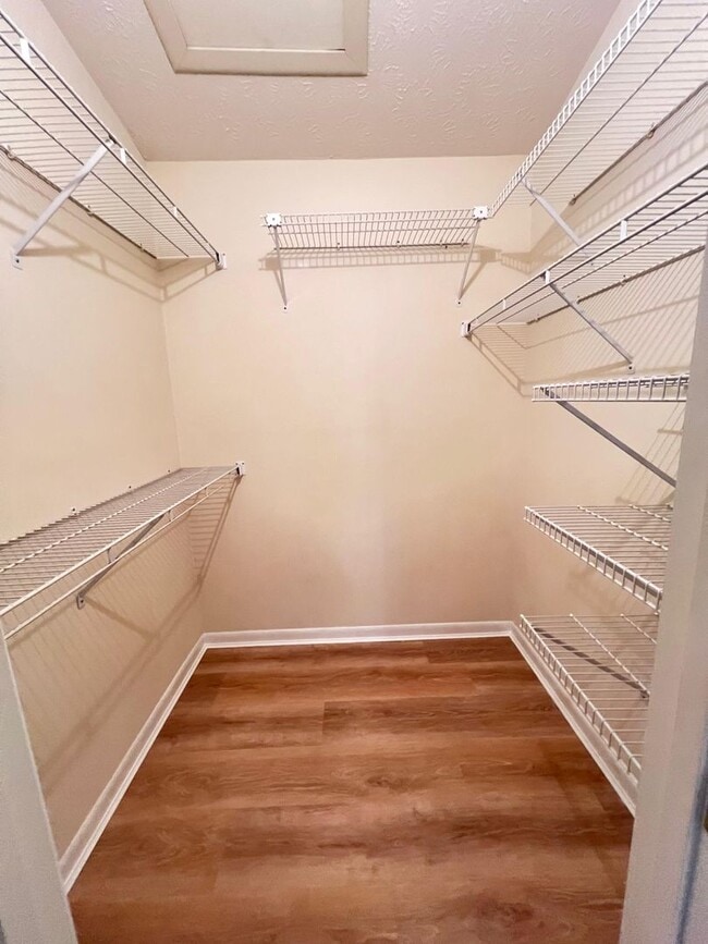 Building Photo - Bright & Spacious 2-Bedroom Condo in a Prime Florence Location!