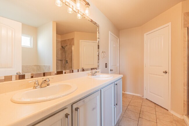 Building Photo - 1744 Emerald Edge