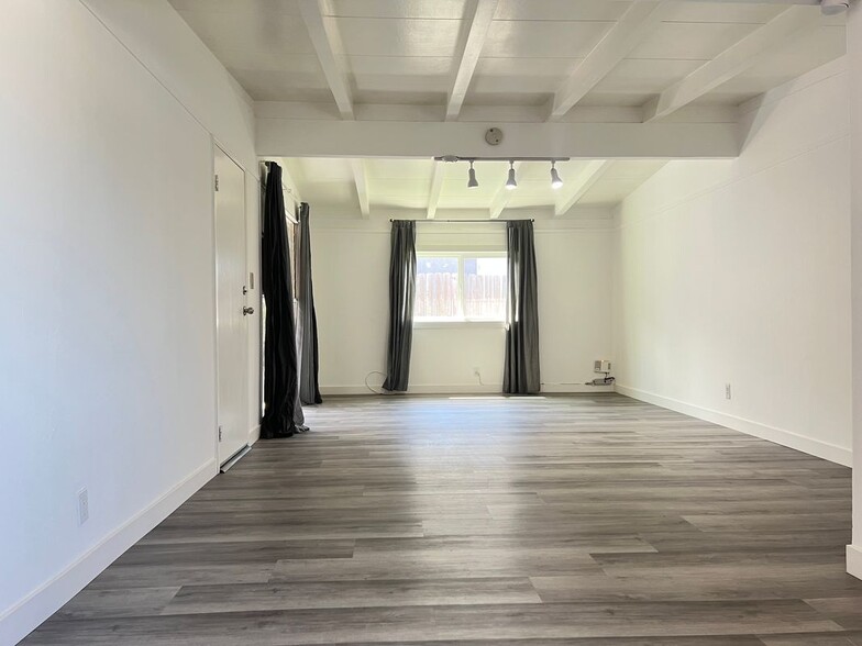 Building Photo - 1728 Larchwood Ave