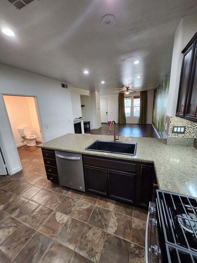 Building Photo - Beautiful two-story townhouse in Fontana G...