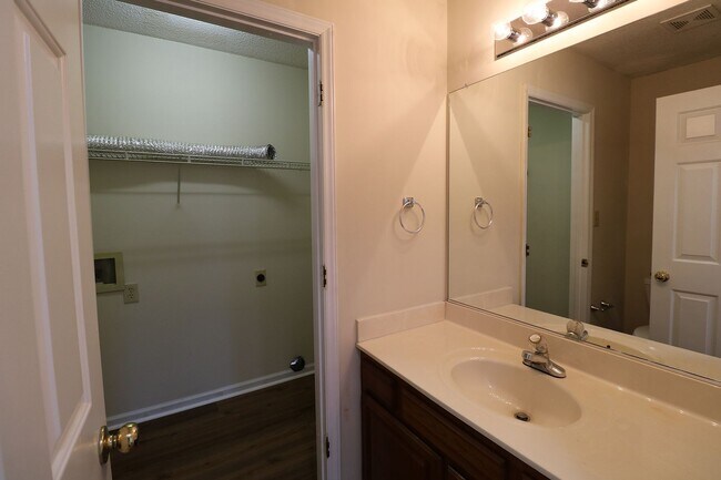 Building Photo - 1517 Bethesda Woods Ln