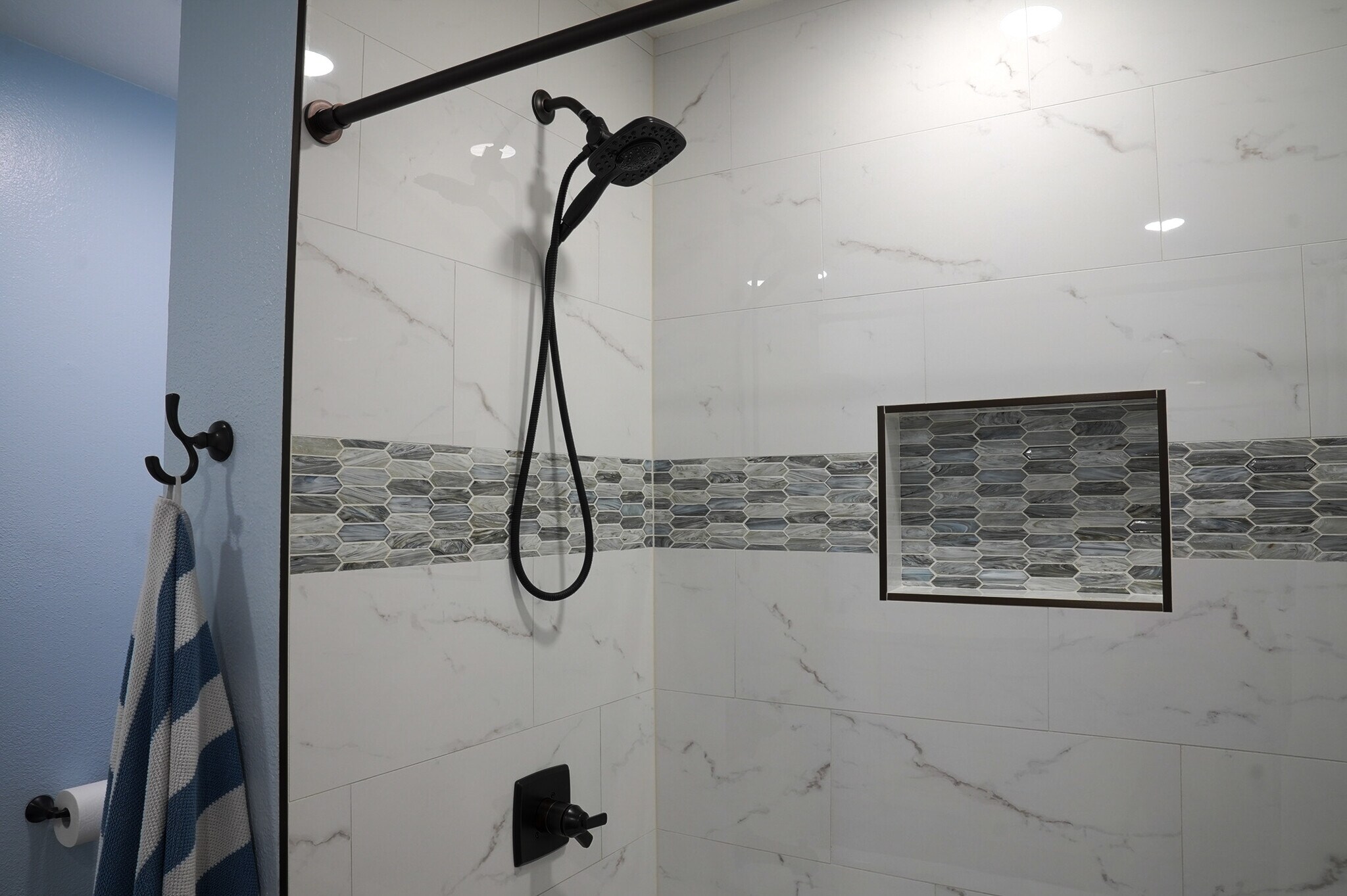 Building Photo - 2526 E Mercer Ln