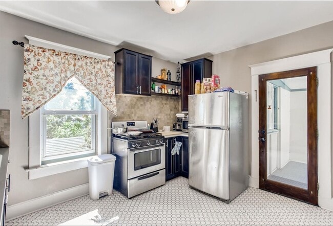 Building Photo - 1 Bedroom, 1 Bath blocks from Downtown Longmont
