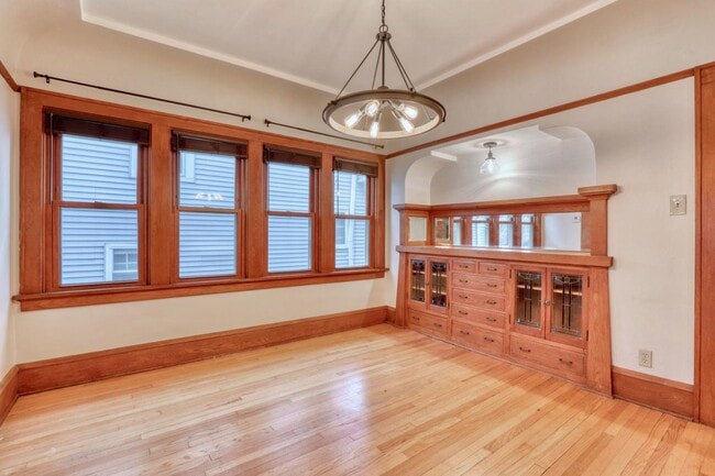 Building Photo - 5113 W Wisconsin Ave