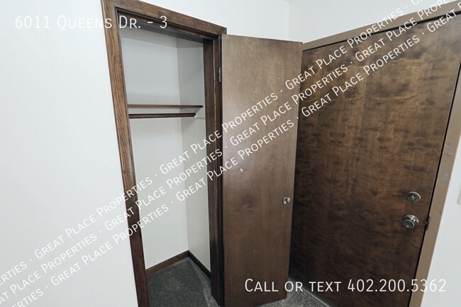 Building Photo - 6011 Queens Dr