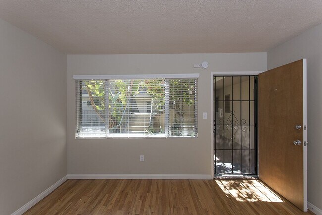 Building Photo - *OPEN HOUSE: 6/7 10AM-12PM* 2 Bed, 1.5 Bat...
