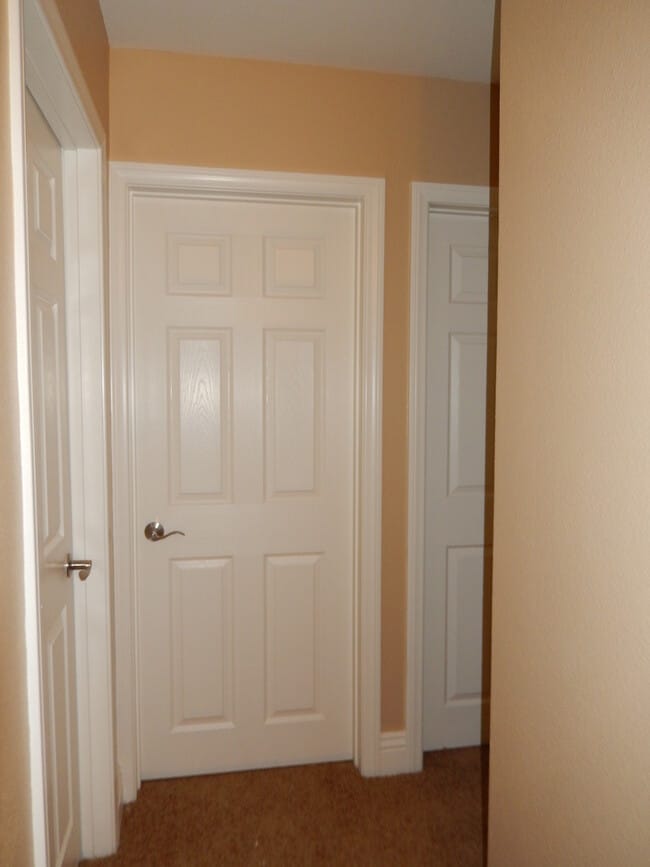 Building Photo - GORGEOUS TOWNHOME 3 BR, 2.5 BA, 2 CAR GARAGE