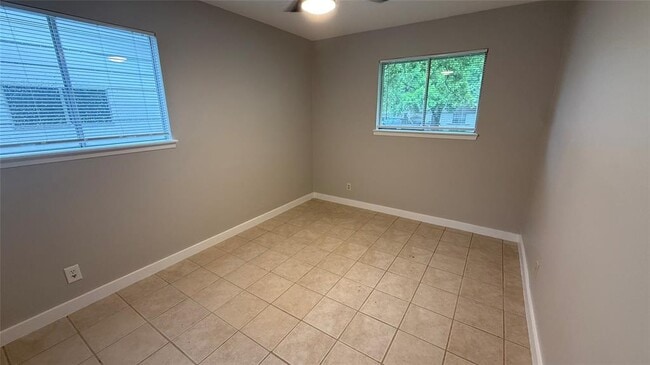 Building Photo - 106 E Longspur Blvd