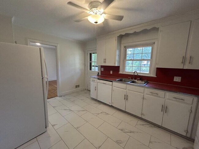 Building Photo - 203 Oak Leaf Dr