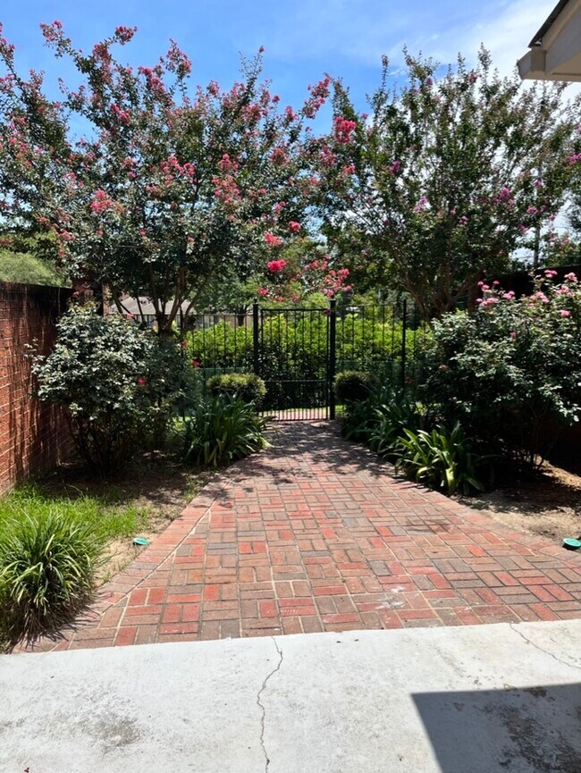 Building Photo - Forest Acres Townhouse