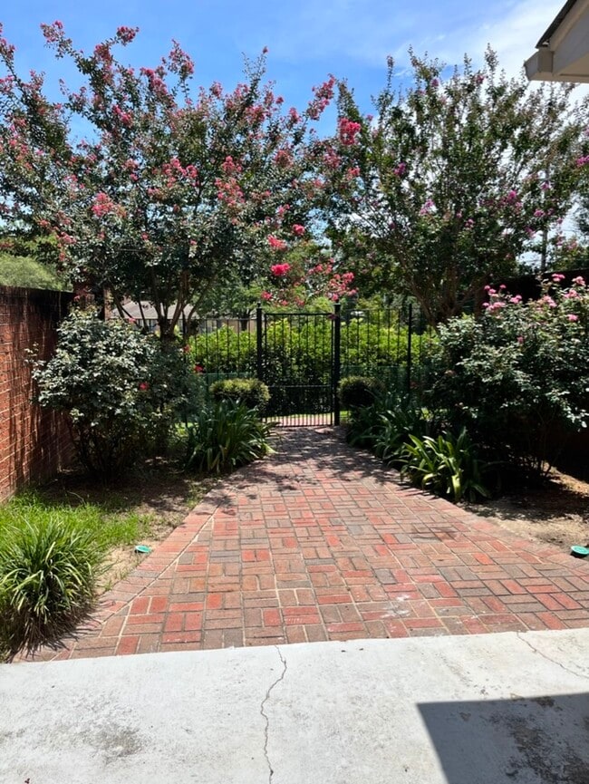 Building Photo - Renovated Townhome Upscale Community