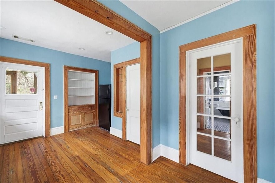 Building Photo - 114 E Maple St