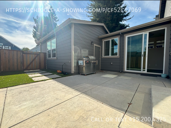 Building Photo - 3 Bed 2.5 Bath Available NOW!!! 2 Car Gara...