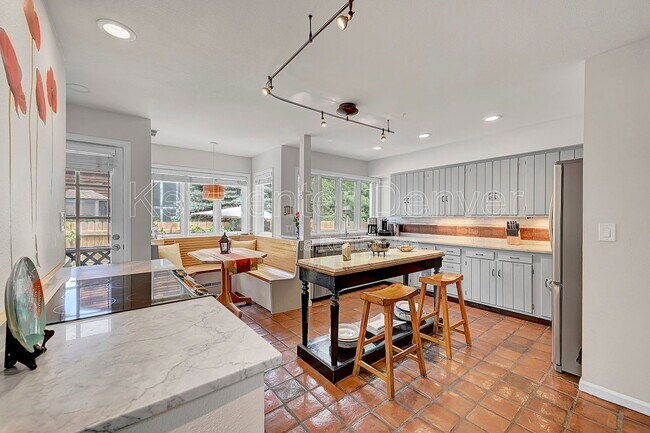 Building Photo - 3427 Iris Ct