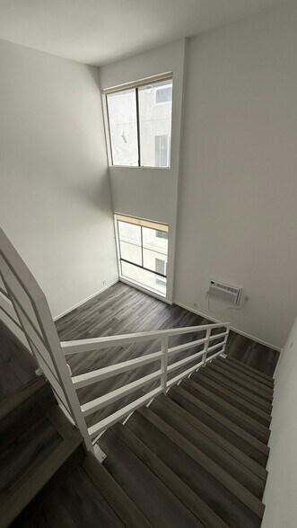 Building Photo - 7044 Hawthorn Ave