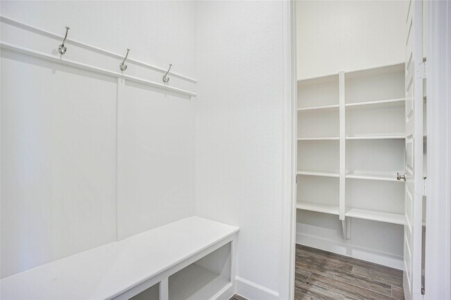 Building Photo - 9814 Chapman Trl