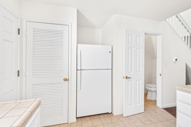 Building Photo - Bright 2 Bedroom 1.5 Bath Condo with Priva...