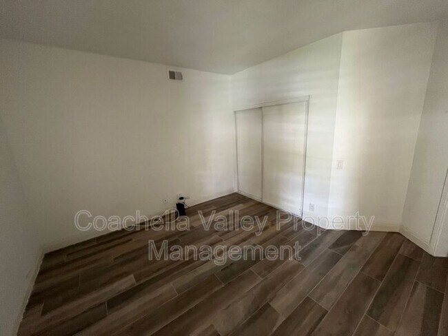 Building Photo - 289 Vista Royale Cir W