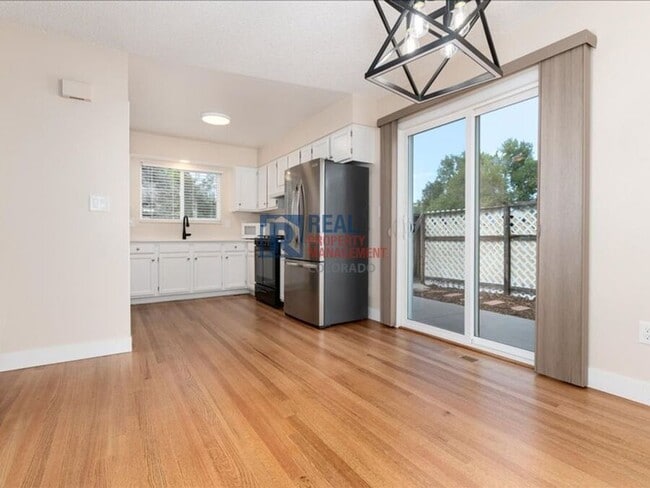 Building Photo - 1424 S Sierra Dr