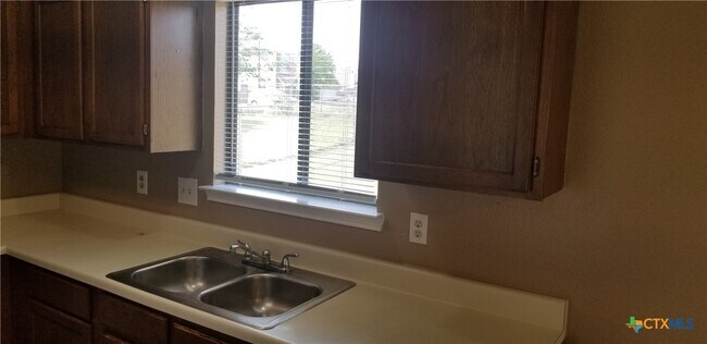 Building Photo - 3701 Daniels Dr