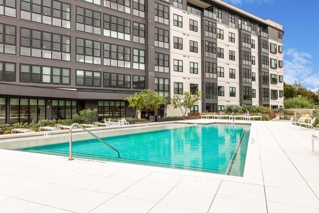 Building Photo - 800 Embassy Dr