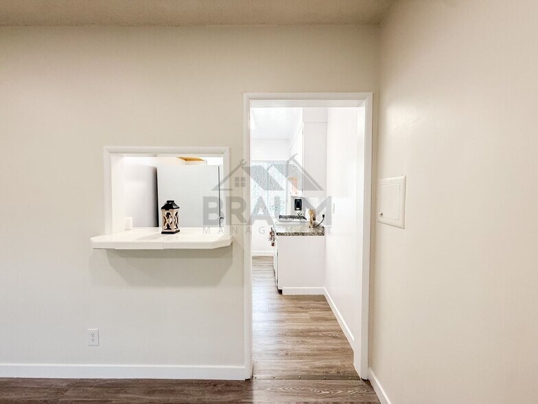 Building Photo - 15546 Vanowen St