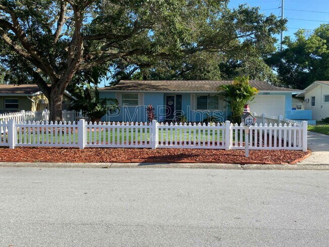 Building Photo - 649 Jacaranda St