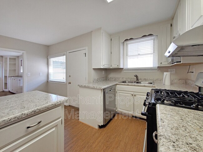 Building Photo - 504 University Ridge