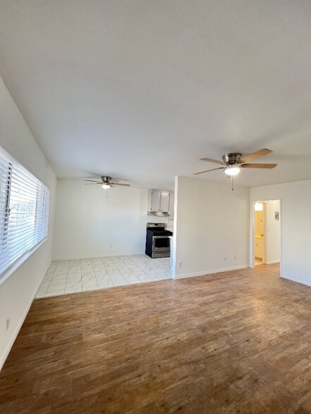 Building Photo - 14650 Saticoy St