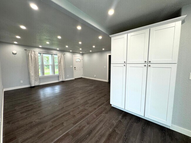 Building Photo - KENAI RANCH!