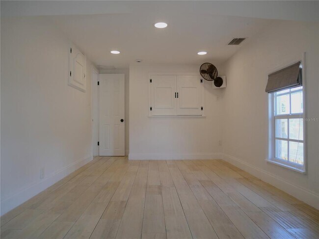 Building Photo - 2916 N Woodrow Ave