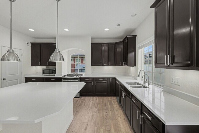 Building Photo - Stunning 4bed/3bath Oakwood Model Home in Erie