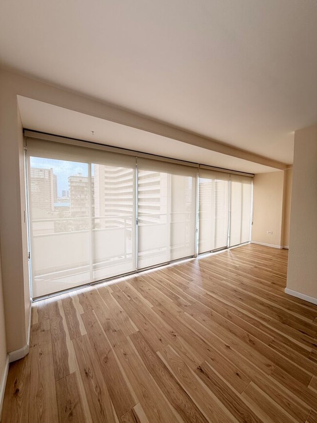 Building Photo - Bright Updated 1 bedroom with covered parking. ALL utilities included