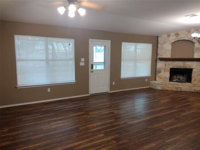 Building Photo - 136 Trinity Dr