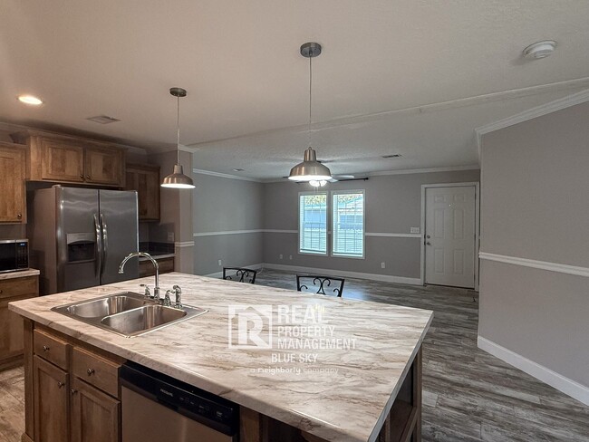 Building Photo - SPACIOUS 4 BEDROOM HOME WITH MODERN FEATUR...