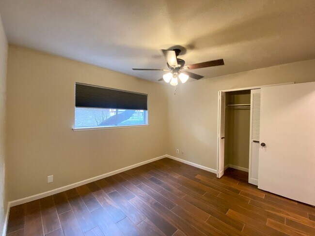 Building Photo - WHISPERING OAKS RARE FIND 3 BD/2 BA AVAILABLE APRIL 7TH!