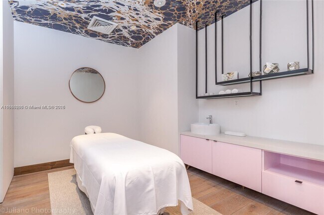 Building Photo - 121 NE 34th St