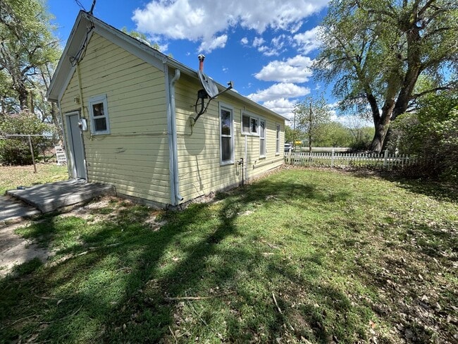 Building Photo - 2 Bed 1 Bath Large House with Fenced Yard and Washer Dryer Hookups