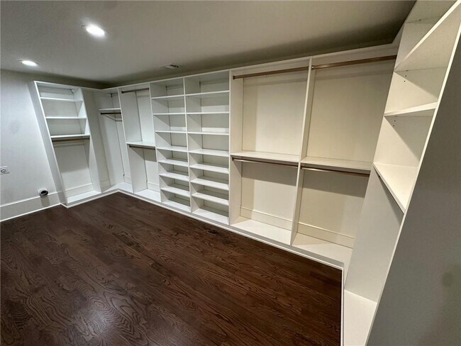 Building Photo - 5666 Long Island Dr