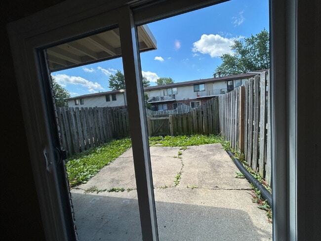 Building Photo - Charming 2-Bed Condo Retreat with 1.5 Baths in Prime Greenwood Location – 1088 Sq Ft of Comfort!