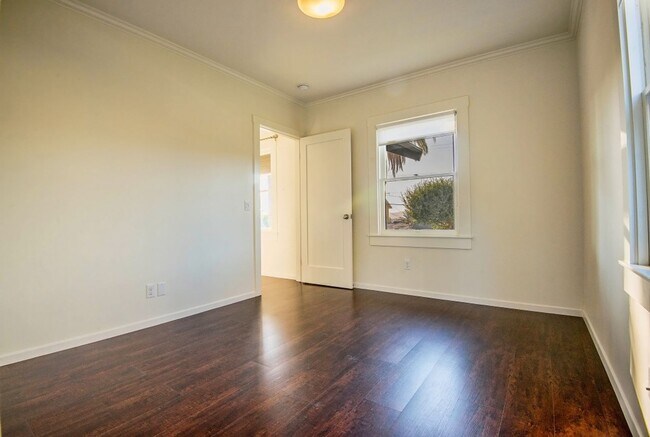 Building Photo - 1012-1014 Manzanita St