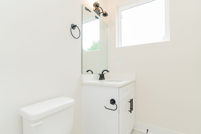 Building Photo - 2 Bedroom Townhome in Northshore Chattanooga