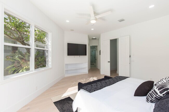 Building Photo - 2443 Players Ct