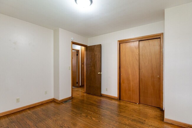 Building Photo - #6 Bedroom House with Awesome Yard Plus Ga...
