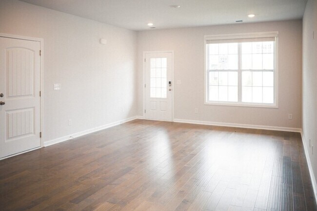 Building Photo - 4 Bed/ 3 Bath Townhome with Immediate Occupancy!