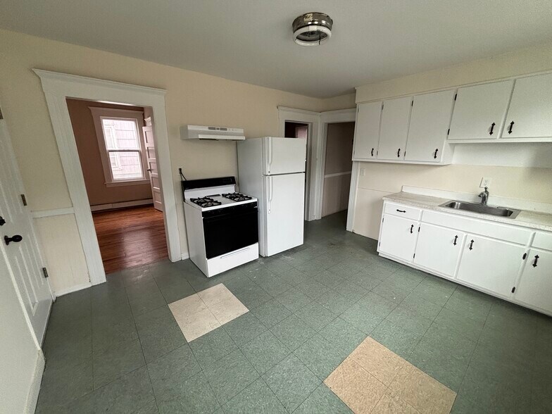 Building Photo - 182 Sheridan St